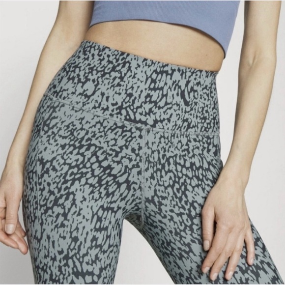 Athleta Pants - Athleta High-Rise Salutation Stash Printed 7/8 Leggings in Aqua and Charcoal